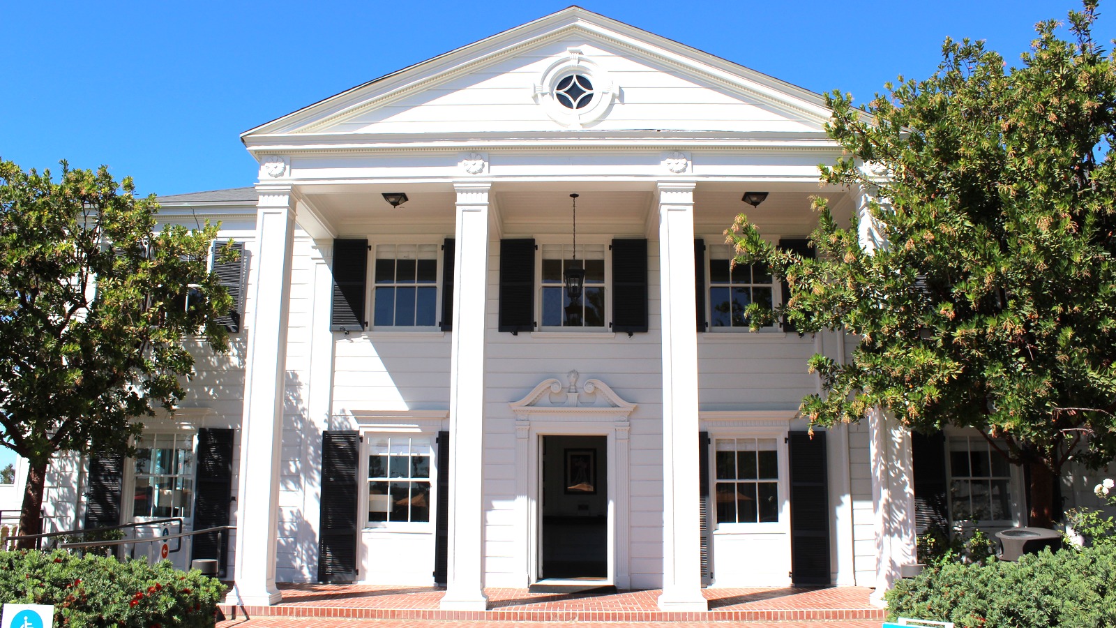 Entrance to the Annenberg Community Beach House