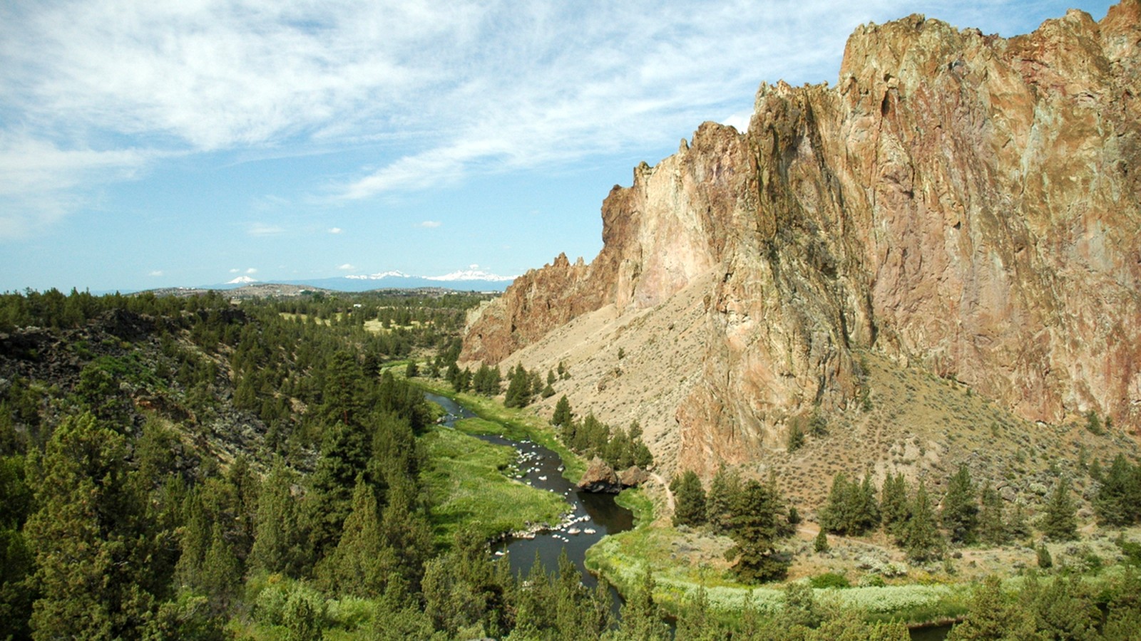 Cliffs and river canyon at Smith Rock State Park