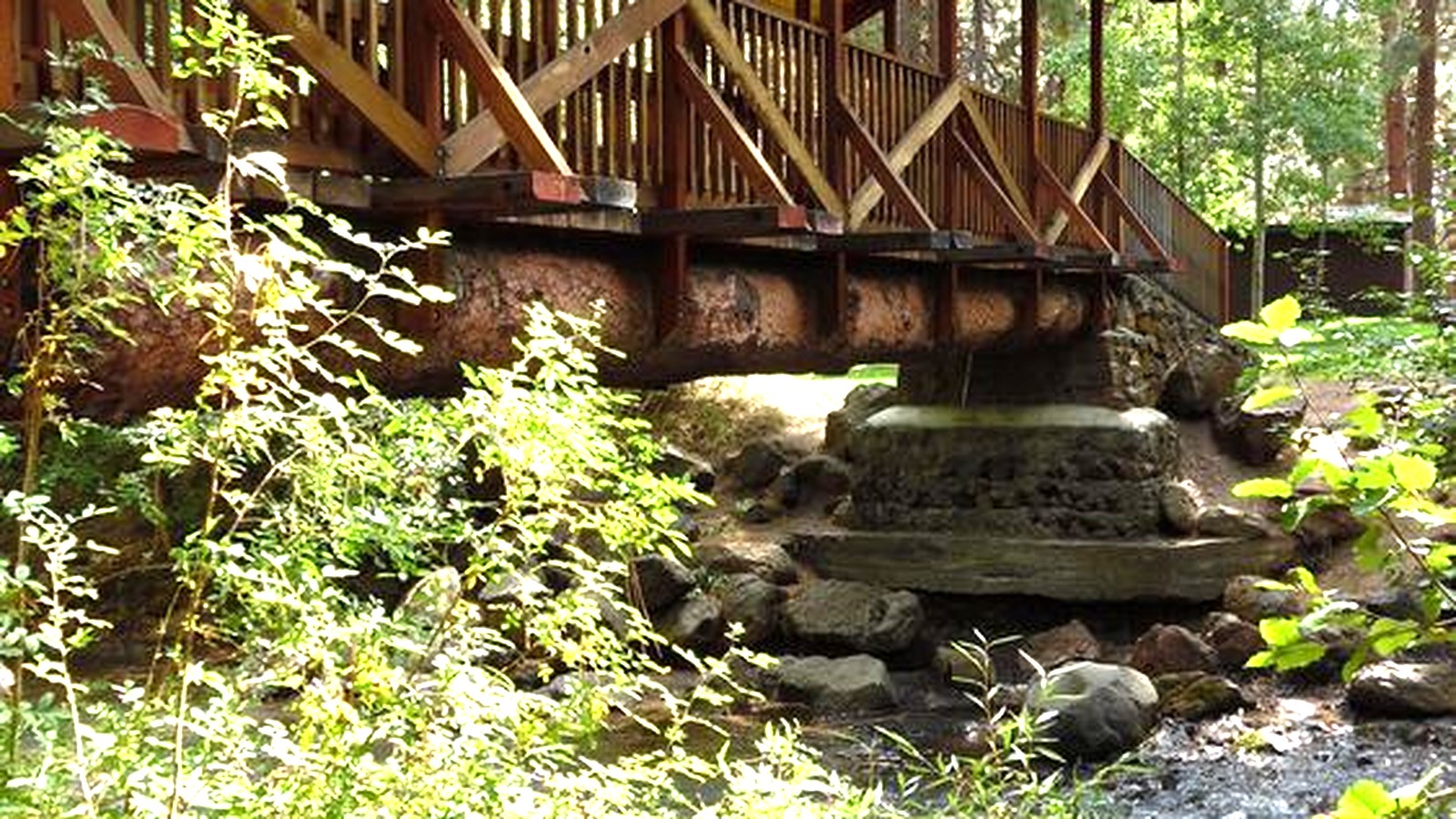 Footbridge across Whychus Creek at Creekside Park