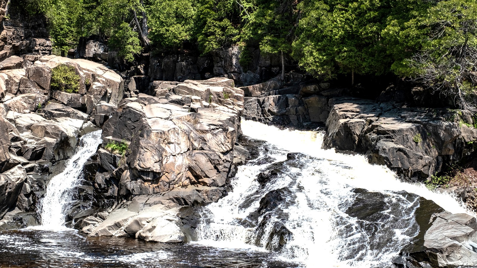 Lake Superior cliffs at Tettegouche State Park