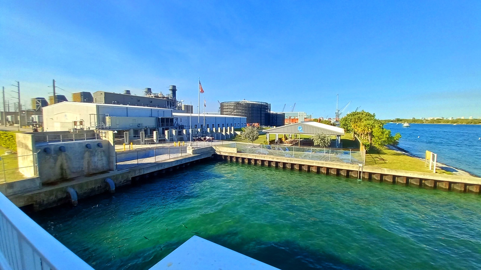 Manatee Lagoon observation deck beside Lake Worth Lagoon