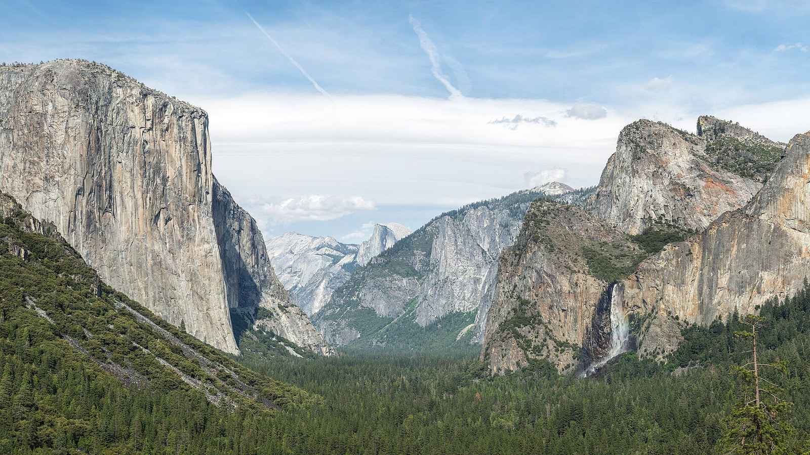 Tunnel View over Yosemite Valley in Yosemite National Park