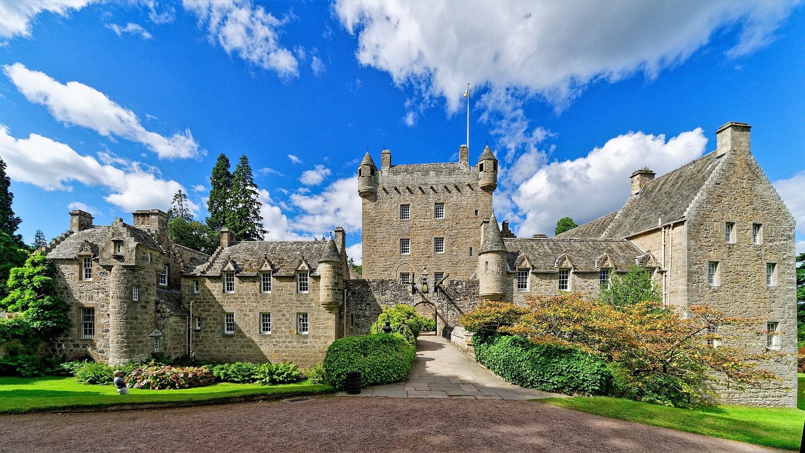 Cawdor Castle exterior and setting