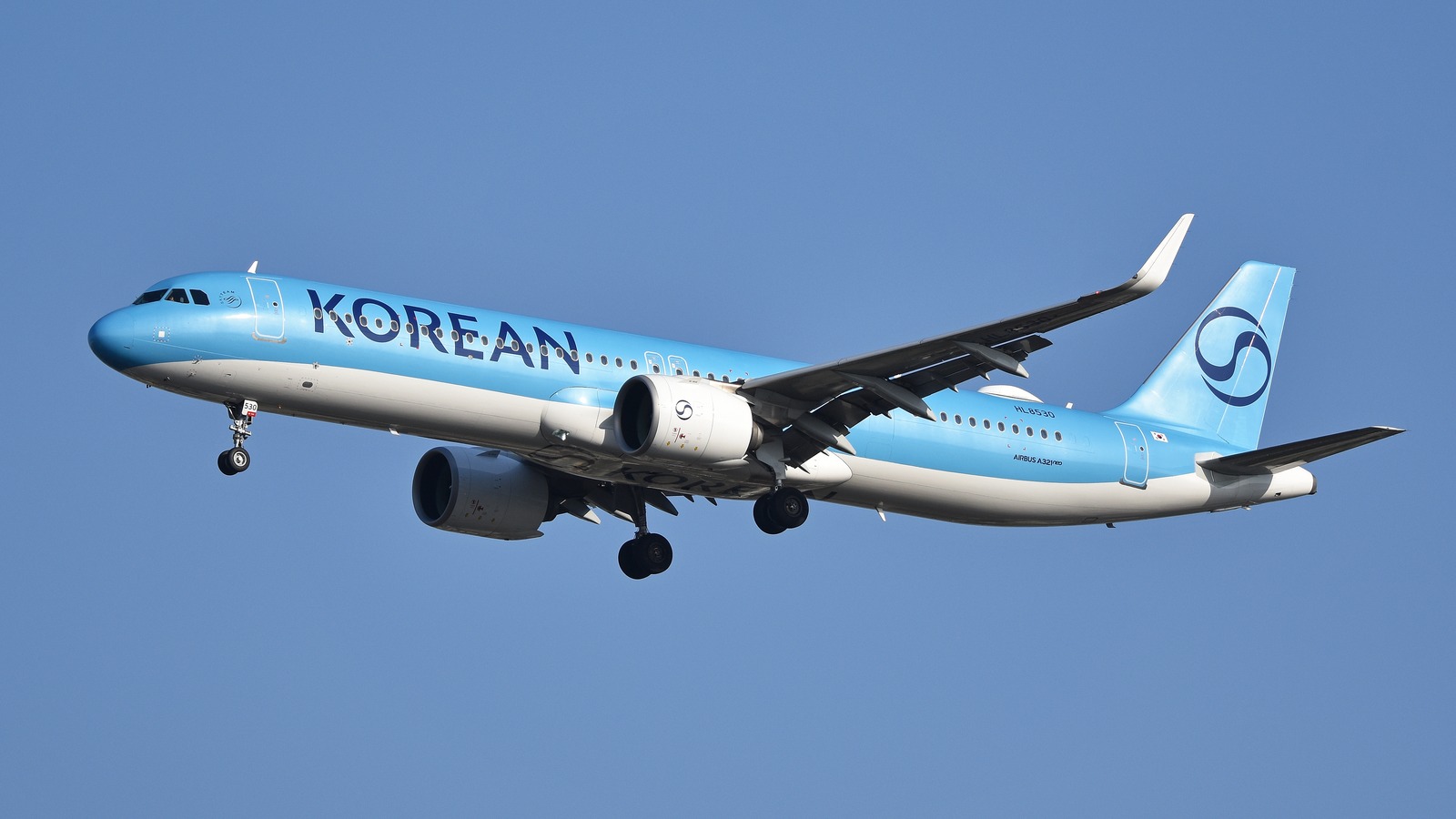 Korean Air Airbus A321neo in flight against a clear sky