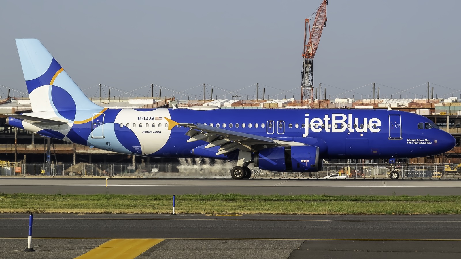 JetBlue Airbus A320 N712JB taxiing at JFK airport in daylight