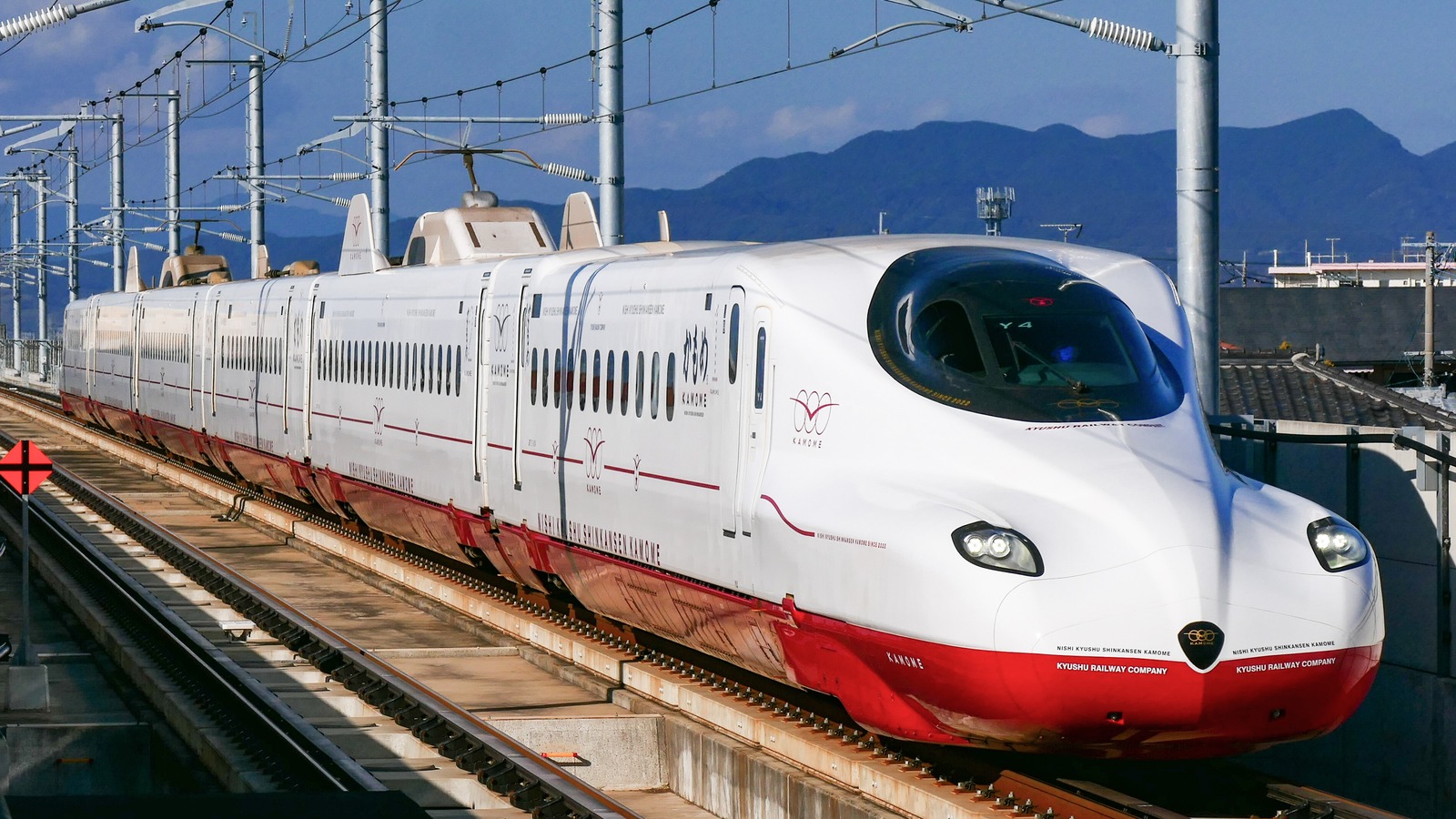 JR Kyushu Kamome train entering Shin-Omura Station on January 4, 2023