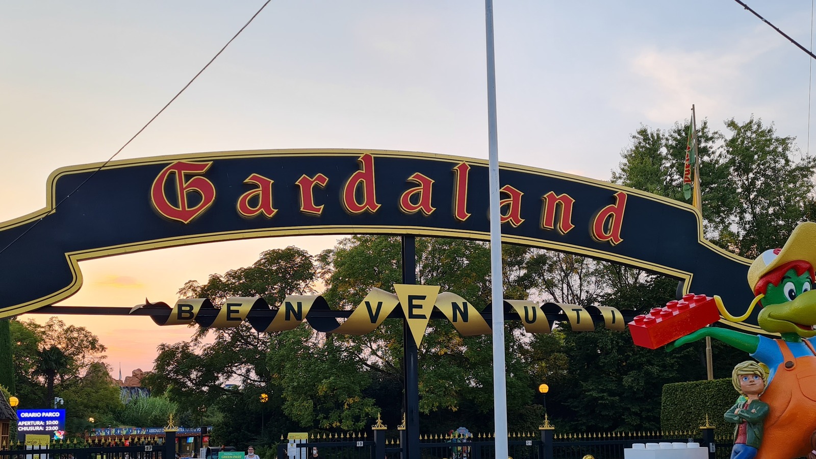 Gardaland entrance arch and Prezzemolo statue in September 2021
