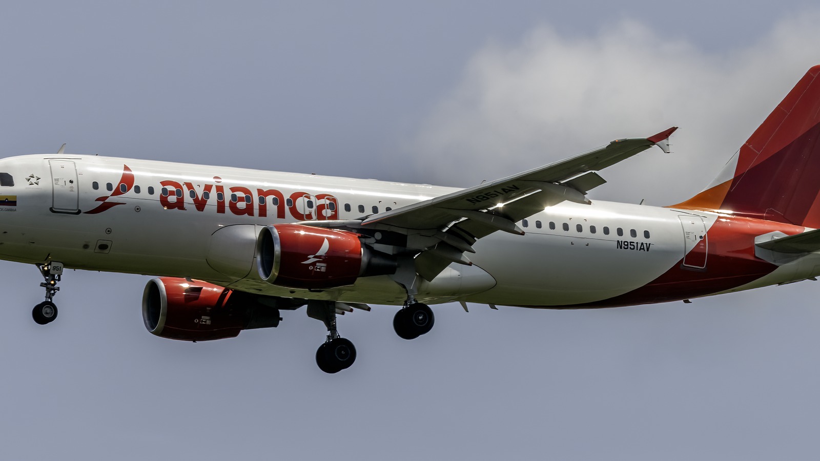 Avianca Airbus A320 N951AV on approach, white fuselage with red Avianca titles and red engines