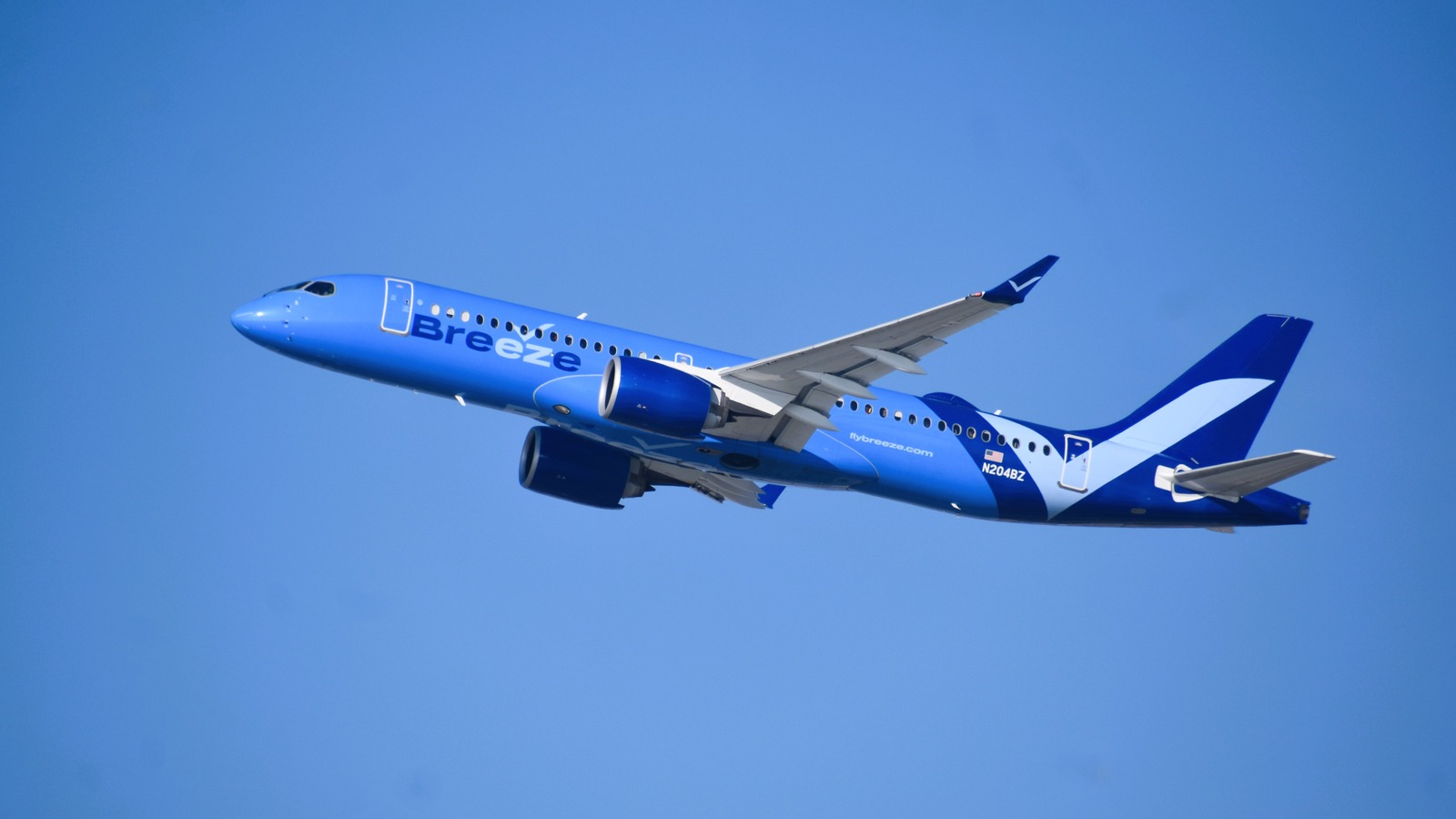 Breeze Airways Airbus A220 N204BZ departing Los Angeles in December 2024