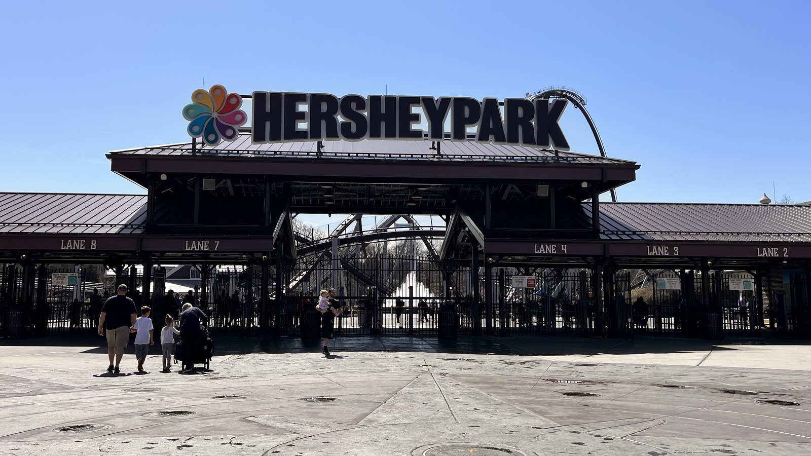 Hersheypark entrance in Hershey, Pennsylvania, with the park name over the front gates.