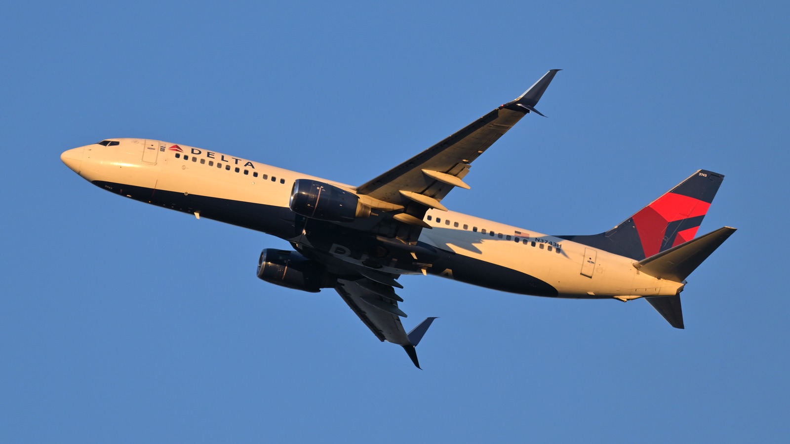 Delta Air Lines Boeing 737-800 N3743H departing Boston Logan International Airport from runway 33L