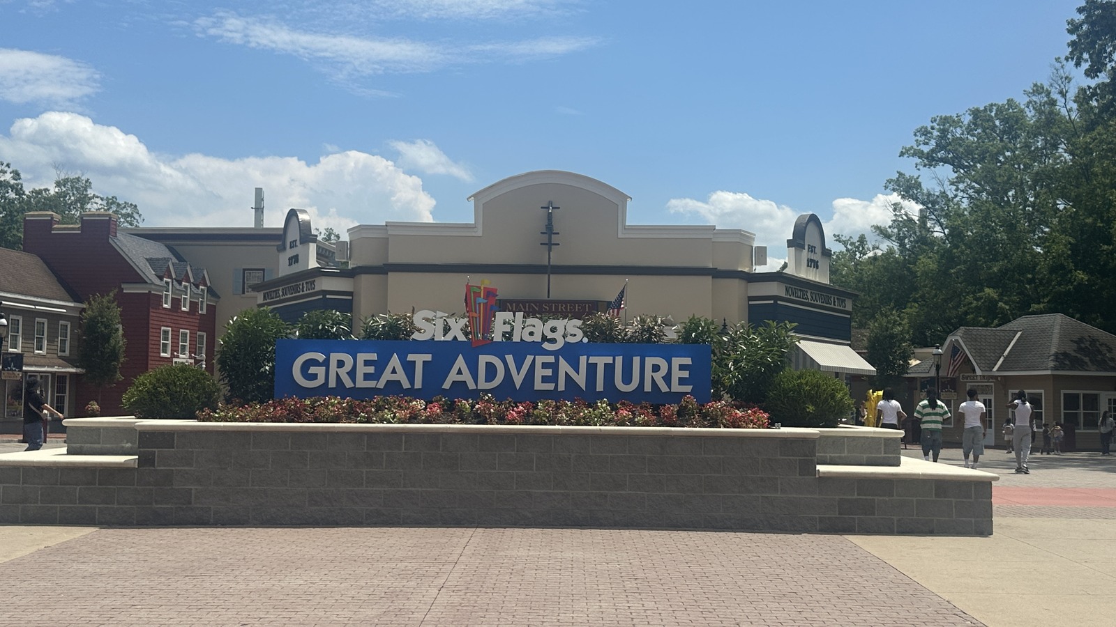 Six Flags Flex Pay Launches for Passes With APRs Up to 36%