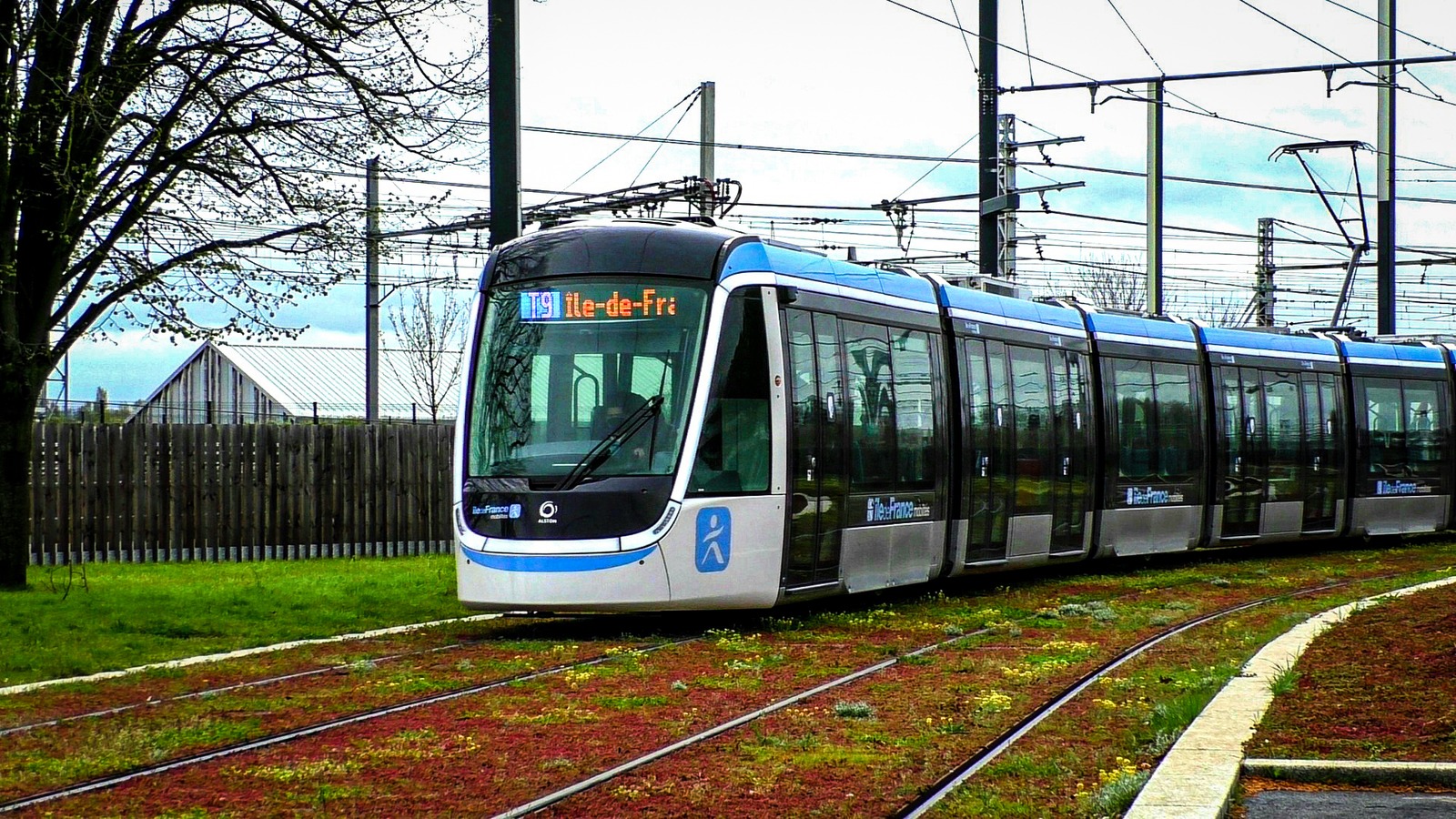 T9 tram at Orly in April 2021 with the T9 line displayed on its front