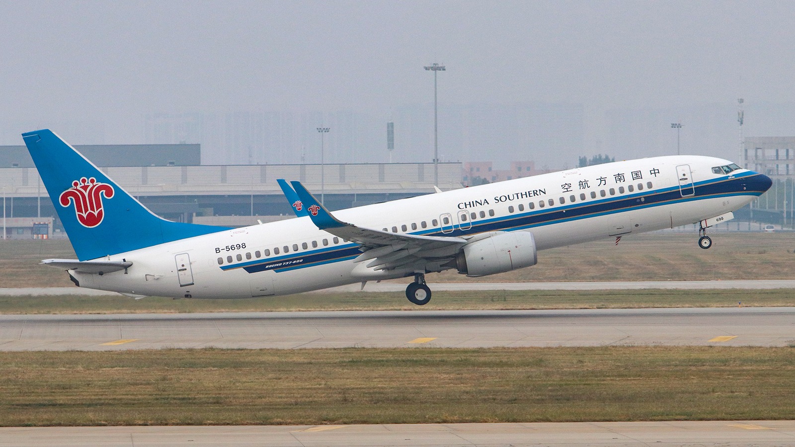 China Southern Boeing 737-800 registered B-5698 taking off, white fuselage and blue tail with the kapok logo