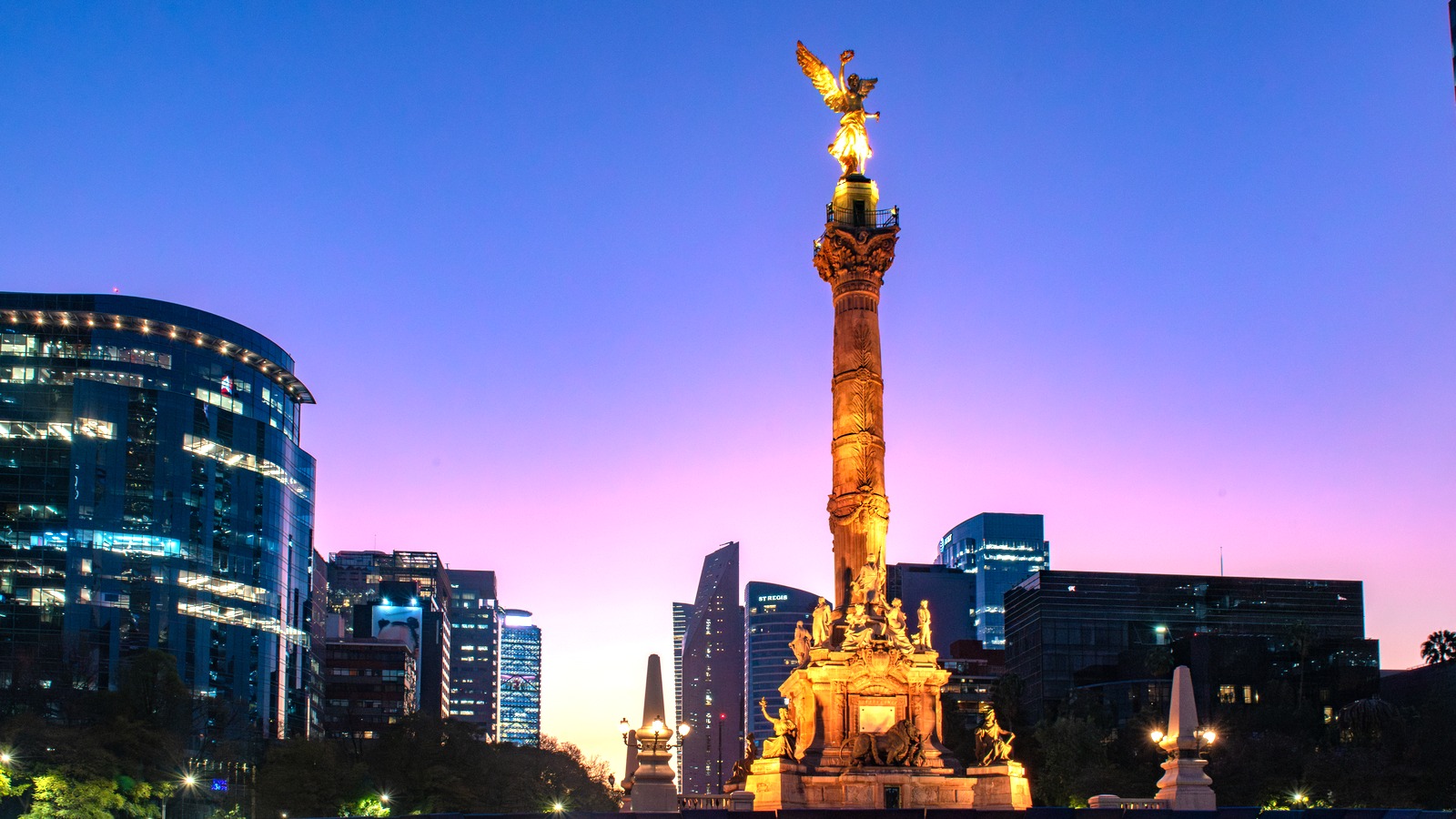 Angel of Independence monument in Mexico City at dusk