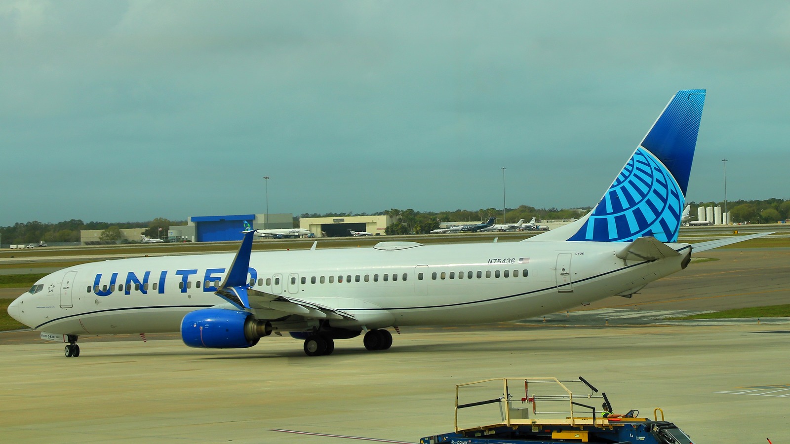 United Airlines aircraft at Orlando in 2024, an operator file photo not a Louisville aircraft assignment