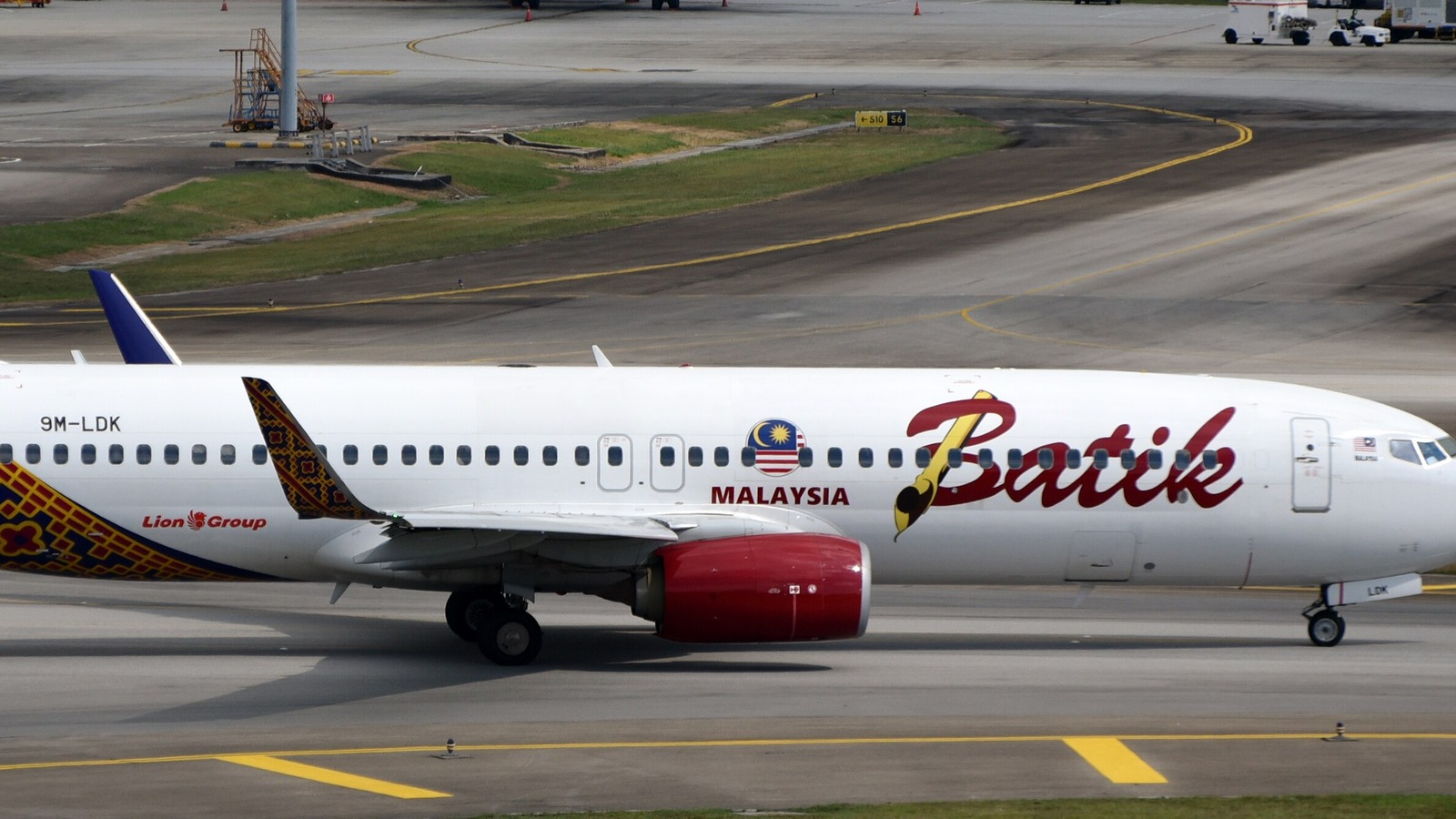 A Batik Air Malaysia Boeing 737 taxiing at Kuala Lumpur International Airport with the Batik Malaysia titles and the batik tail pattern visible.