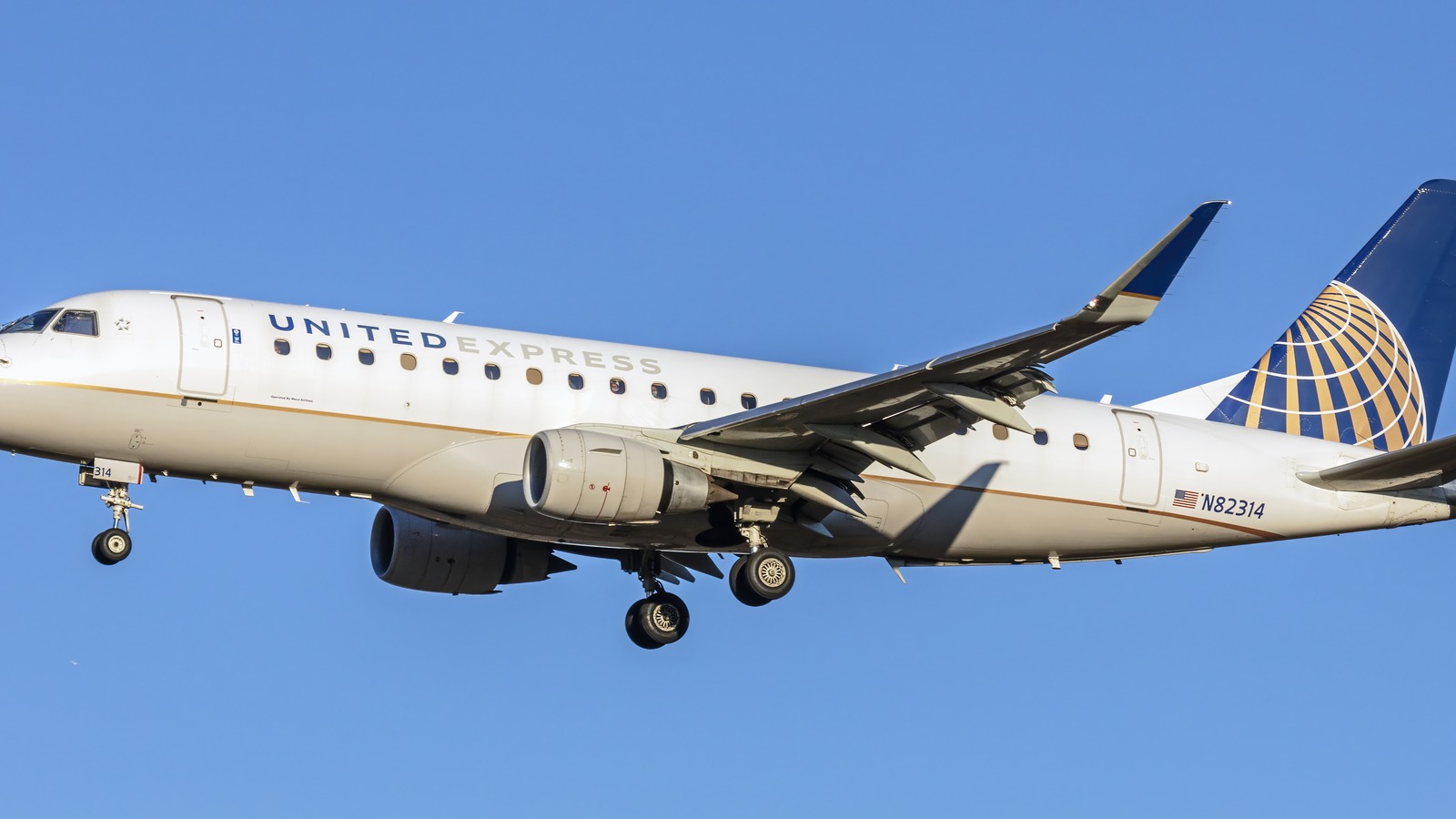 United Express Embraer E175 in United livery on approach against a clear blue sky
