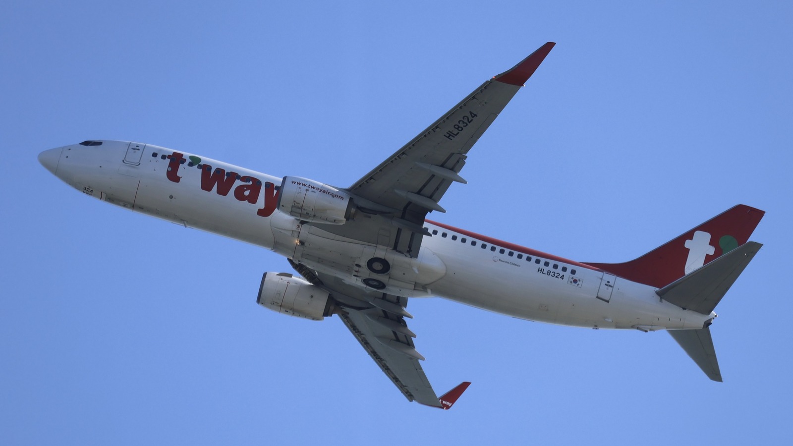 T'way Air Boeing 737 HL8324 with the airline's earlier red and green branding, photographed at Kansai in November 2024