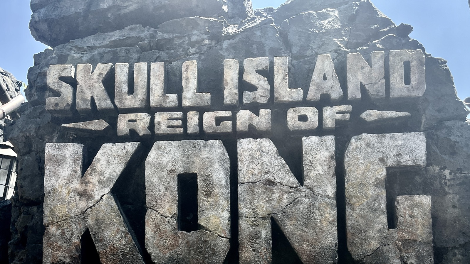 Stone Skull Island Reign of Kong entrance sign with stacked skulls at Universal Islands of Adventure