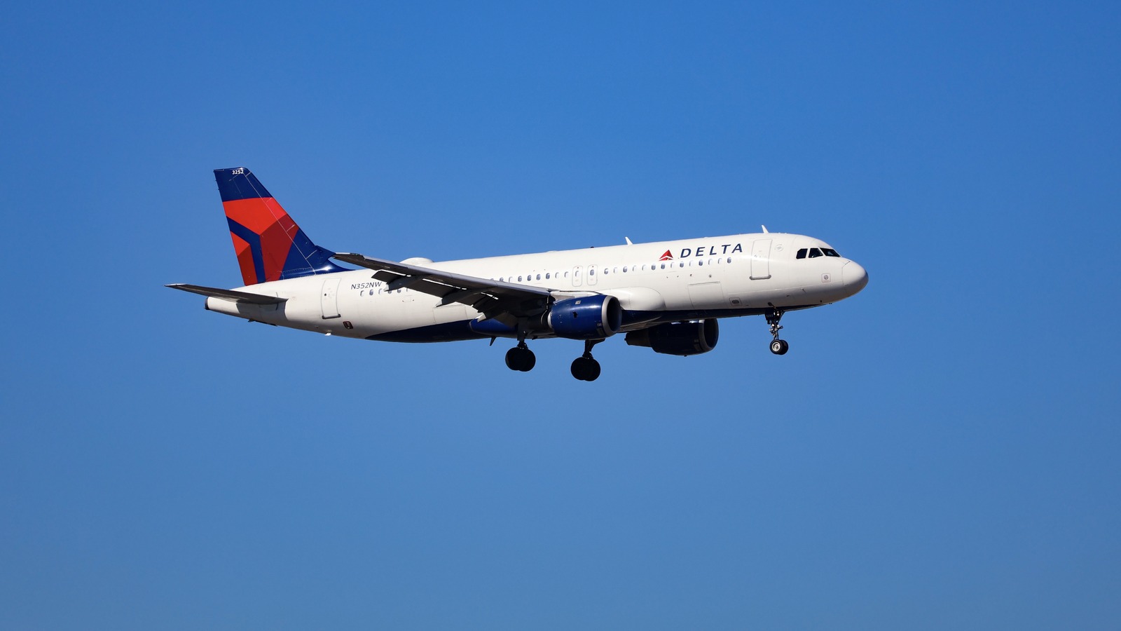 Delta Air Lines A320 aircraft approaching landing, used as operator-wide illustration for the Delta SkyMiles and World of Hyatt partnership