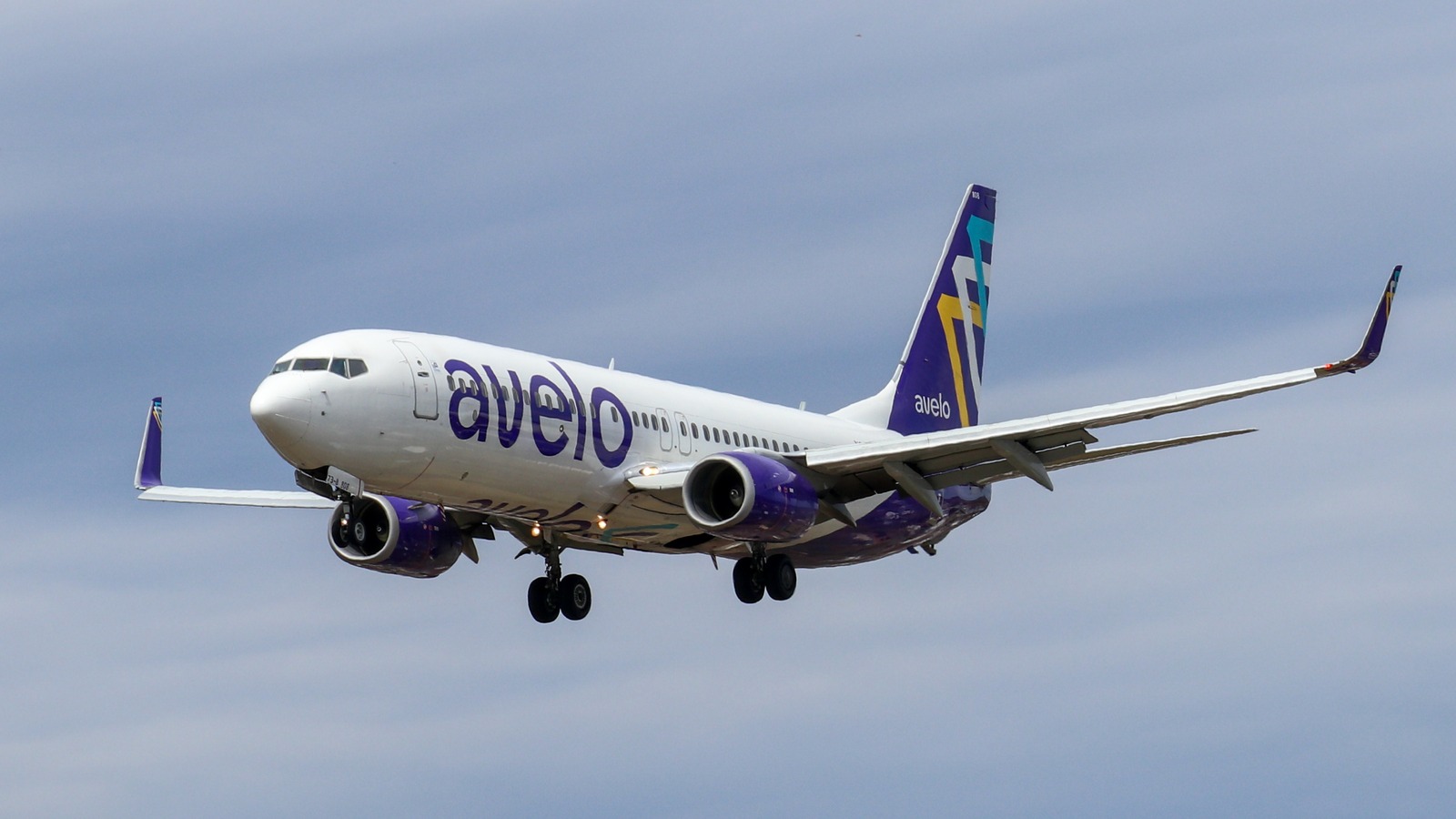 An Avelo Airlines Boeing 737-800 on approach to New Haven with its landing gear extended