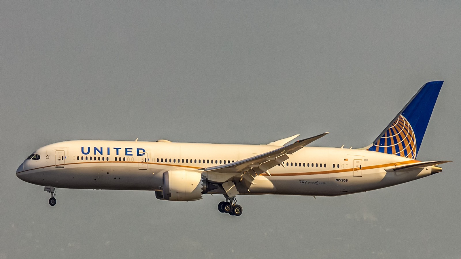 United Airlines Boeing 787-9 Dreamliner N27959 in flight