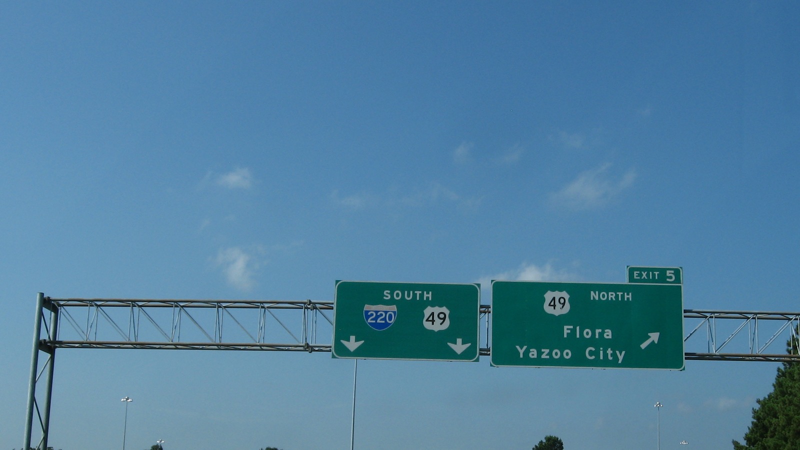 Southbound Interstate 220 through Jackson, Mississippi, one of the named detour corridors for The Big Fix I-20 closures