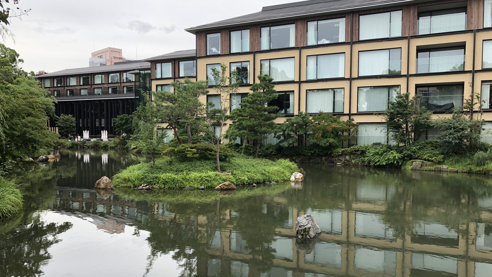 The garden pond and guest room wing at Four Seasons Hotel Kyoto in July 2019