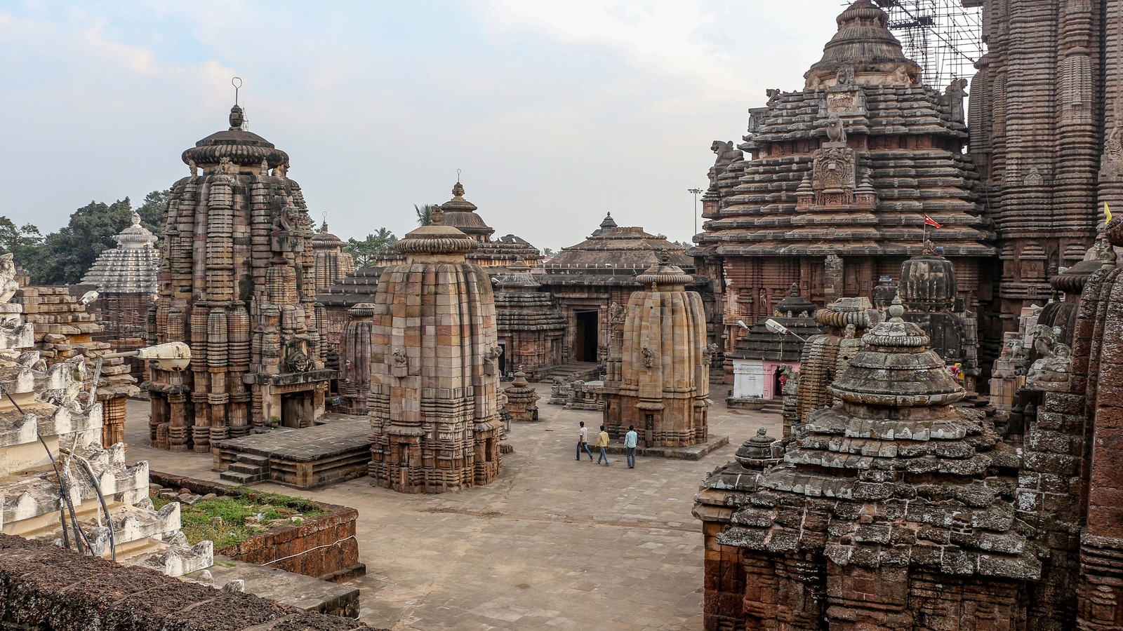 Daytime courtyard view of Lingaraja Temple in Bhubaneswar, the landmark near Novotel Bhubaneswar Janpath.