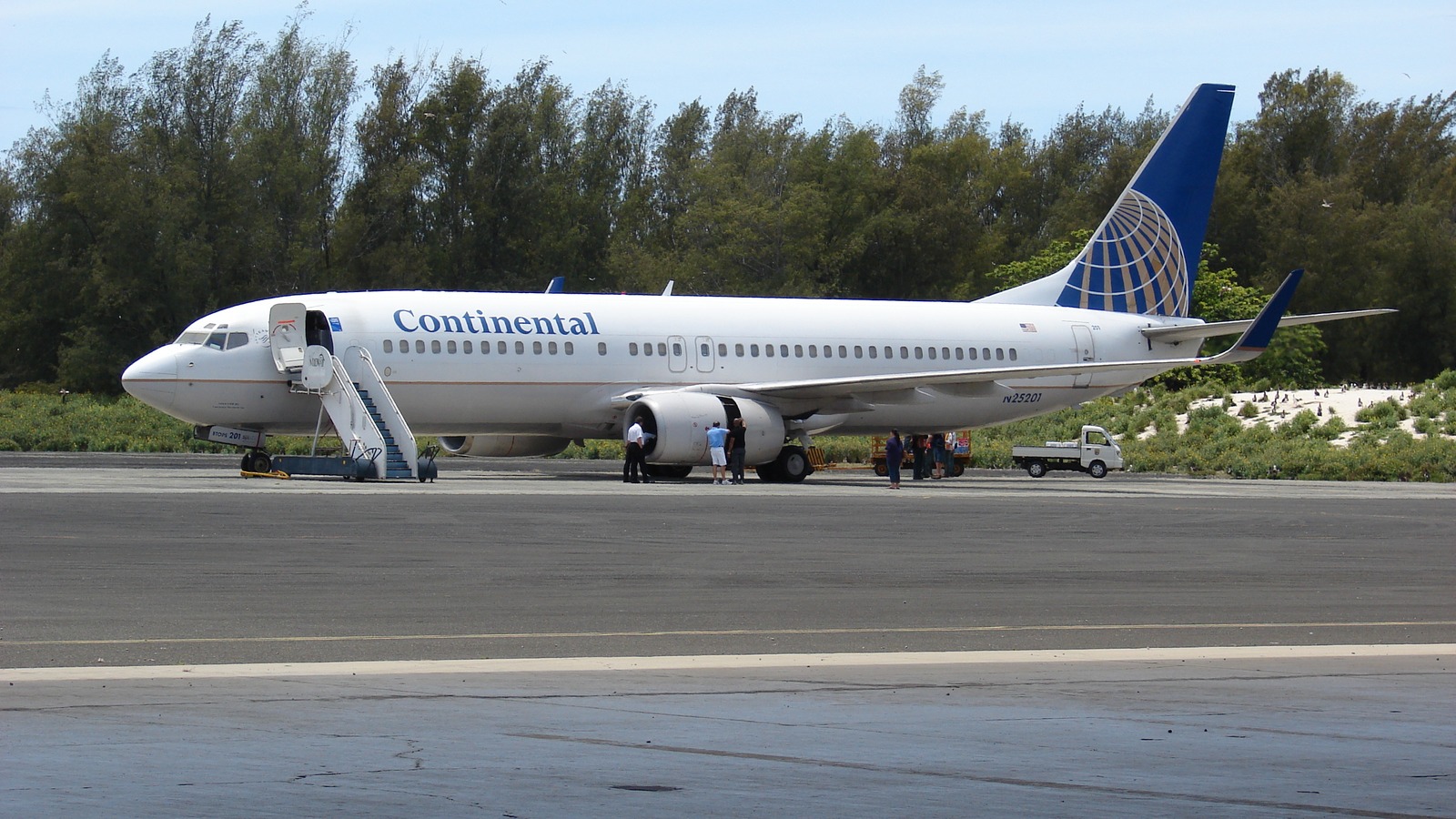 Continental Boeing 737 N25201 parked on the tarmac at Henderson Field on Midway Atoll during the 2008 Battle of Midway anniversary visit