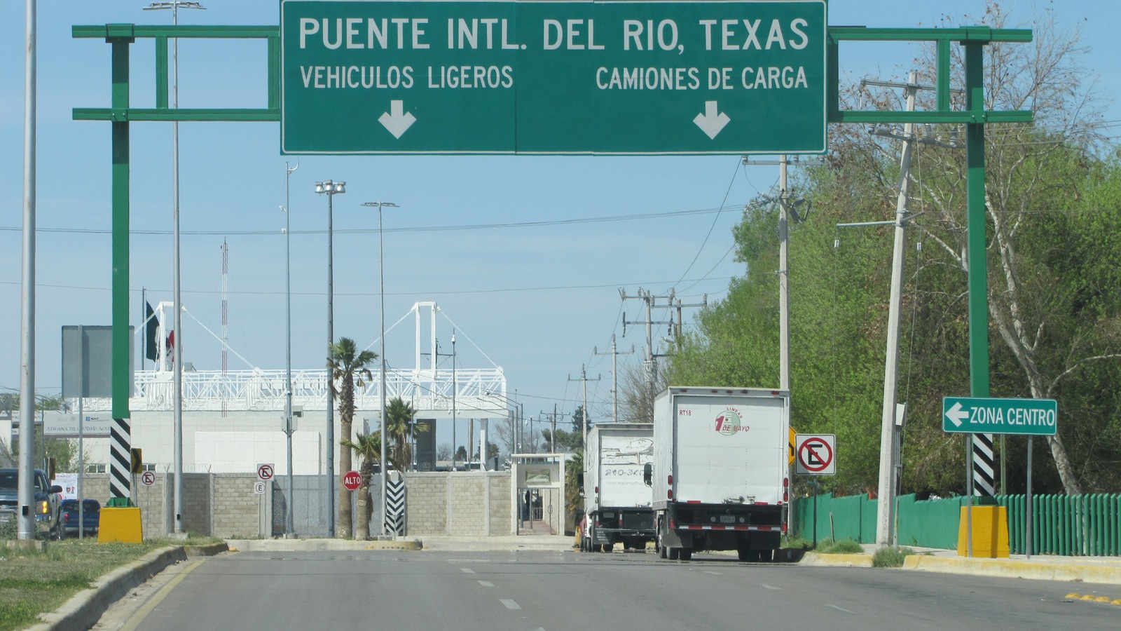 Road approach to the Del Rio International Bridge from Ciudad Acuña