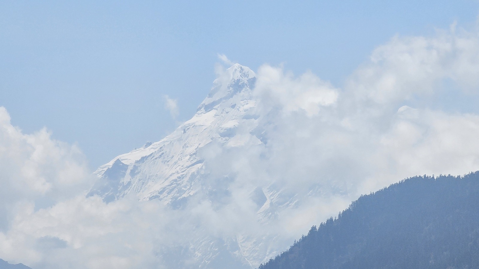 Snow covered mountain scenery seen from the Manaslu Circuit in Nepal in 2024, not the damaged crossing