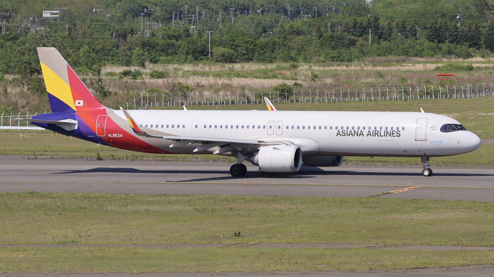 Asiana Airlines Airbus A321neo HL8534 at New Chitose Airport in June 2026, an archive aircraft photograph