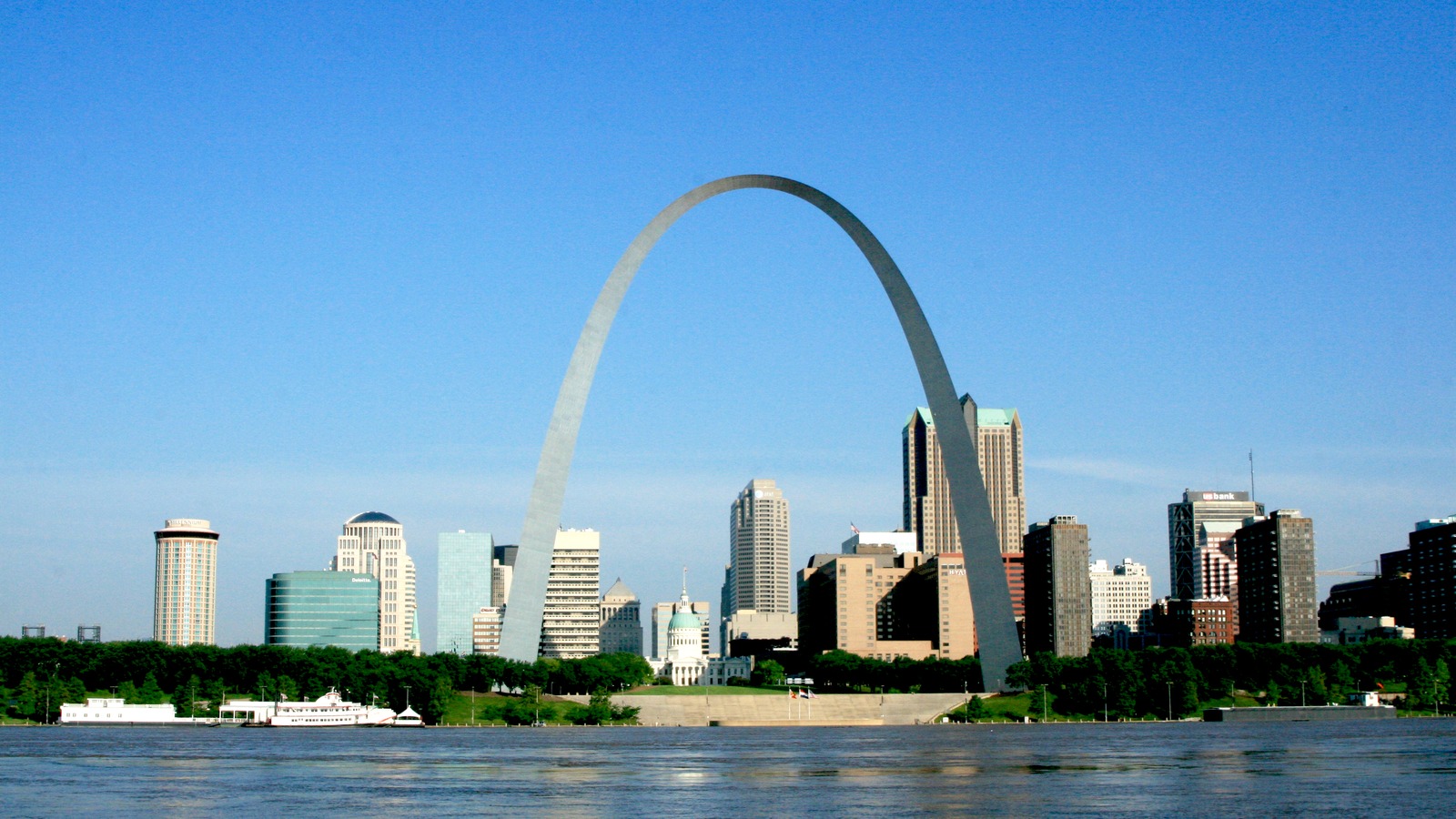 Gateway Arch and downtown St. Louis skyline viewed across the Mississippi River