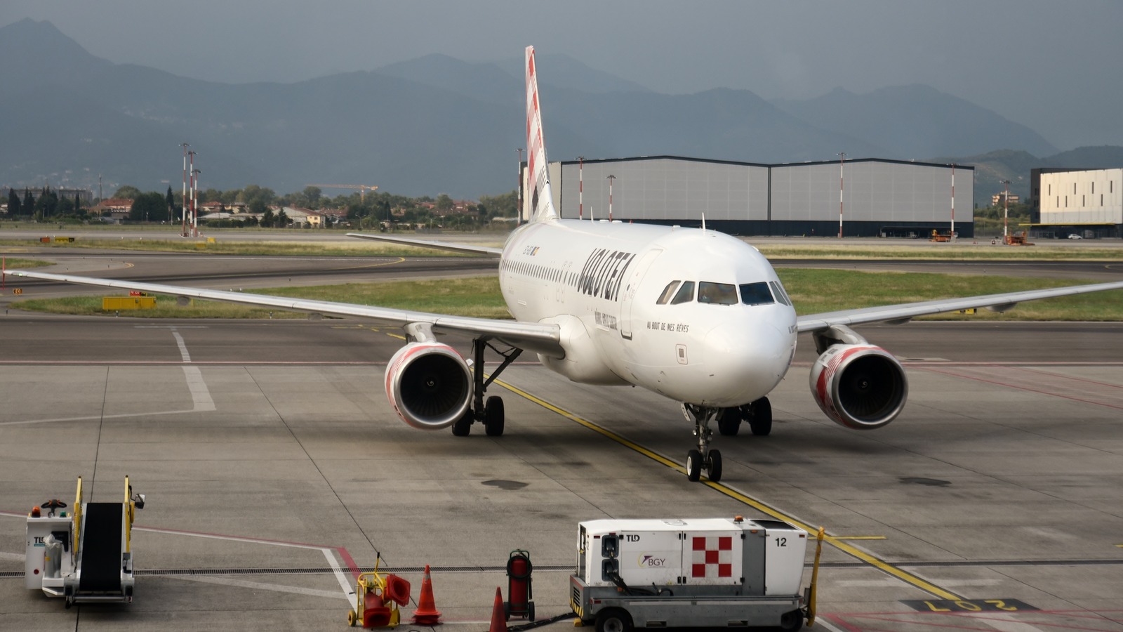 Volotea Airbus A320 EC-OEI taxiing at Milan Bergamo Airport, the aircraft type Volotea will base at Montpellier from autumn 2026