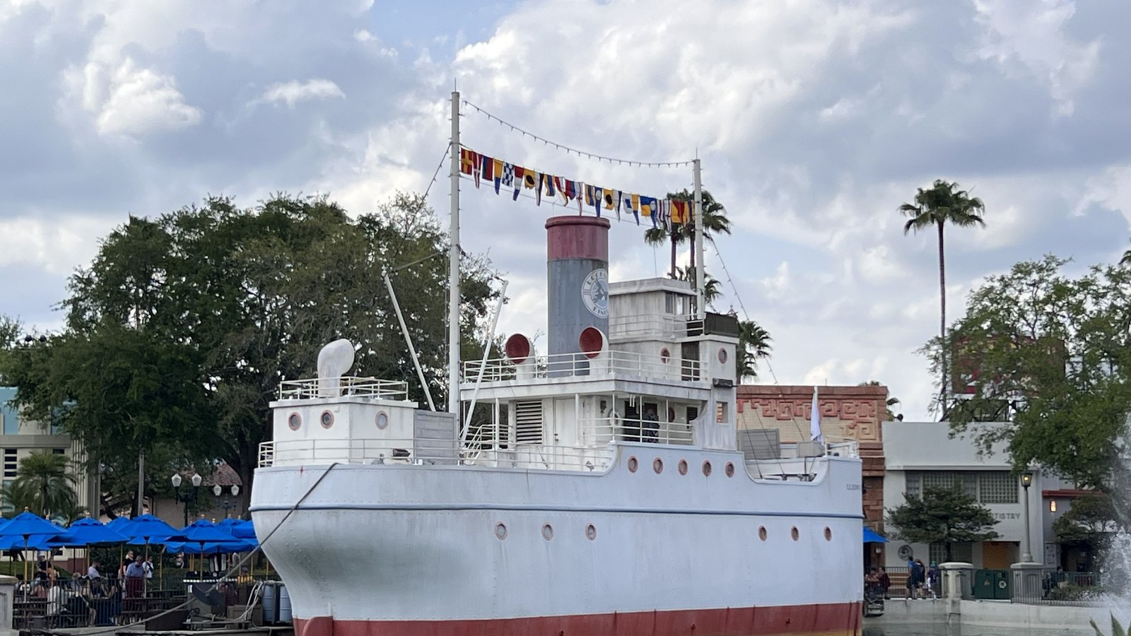 Dockside Diner boat beside Echo Lake at Disney’s Hollywood Studios