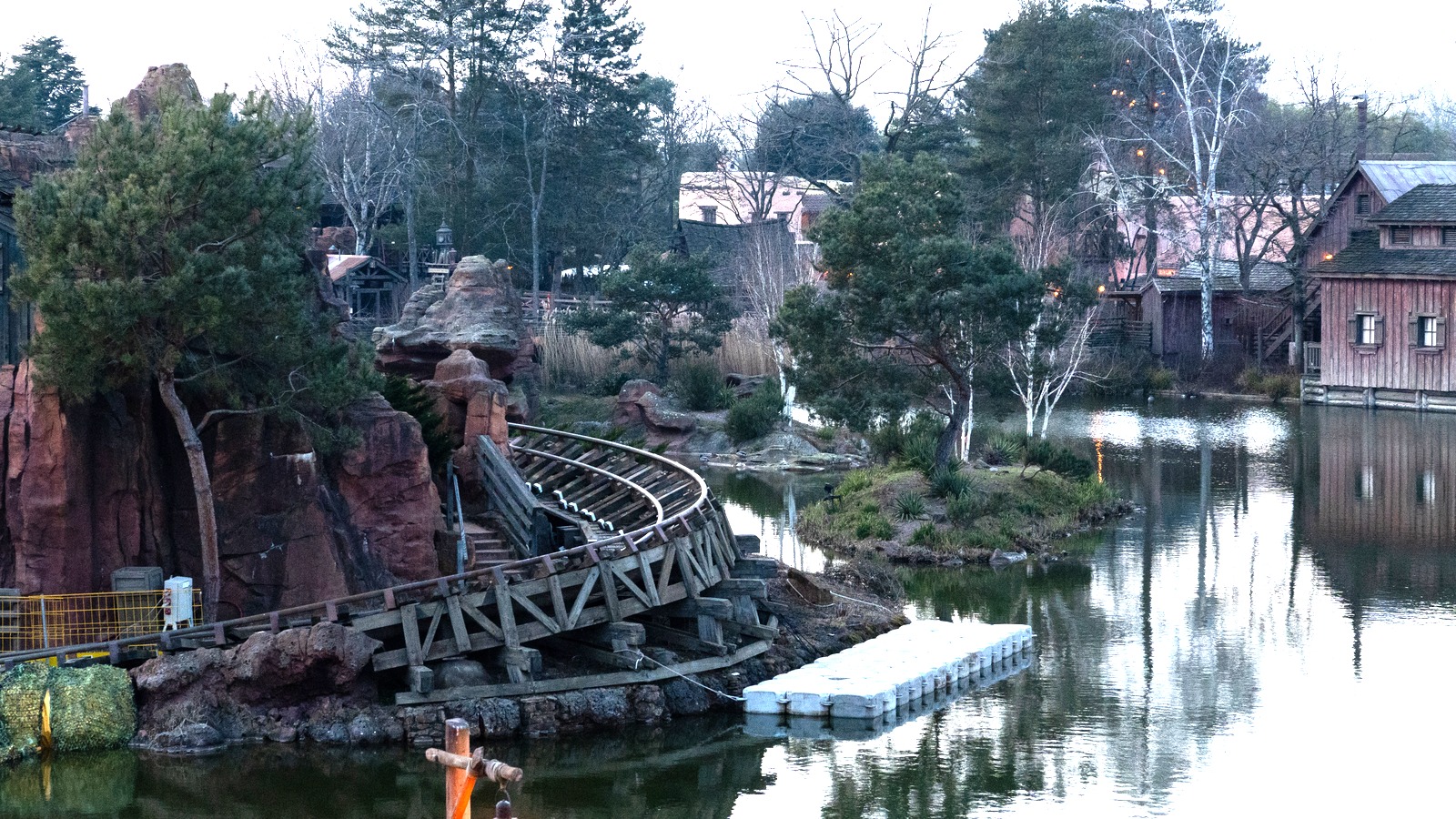 Frontierland waterfront and Big Thunder Mountain track at Disneyland Paris