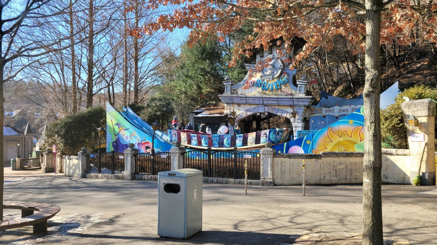 Magic Swing attraction in Magic Land at Everland