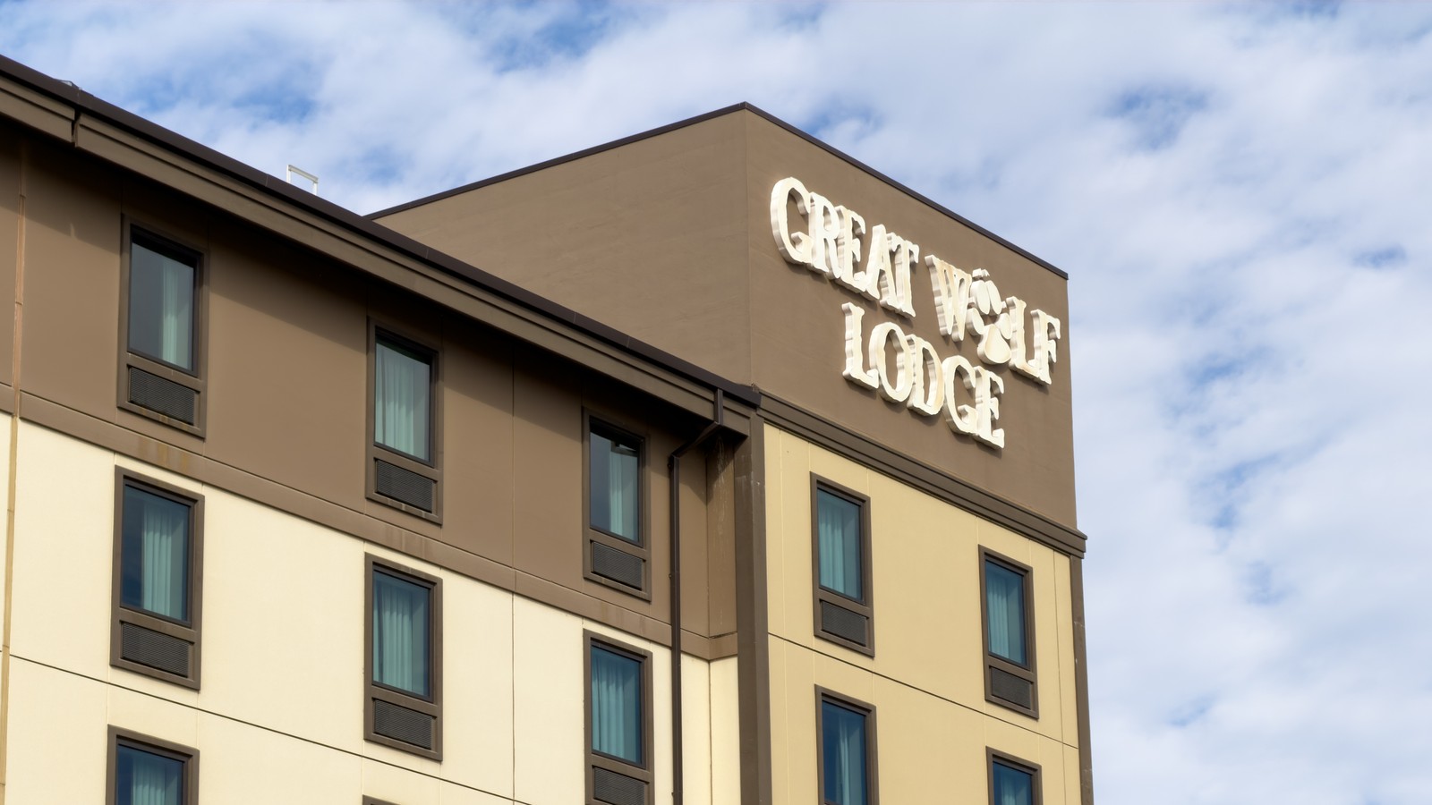 Great Wolf Lodge hotel exterior and sign in Manteca California
