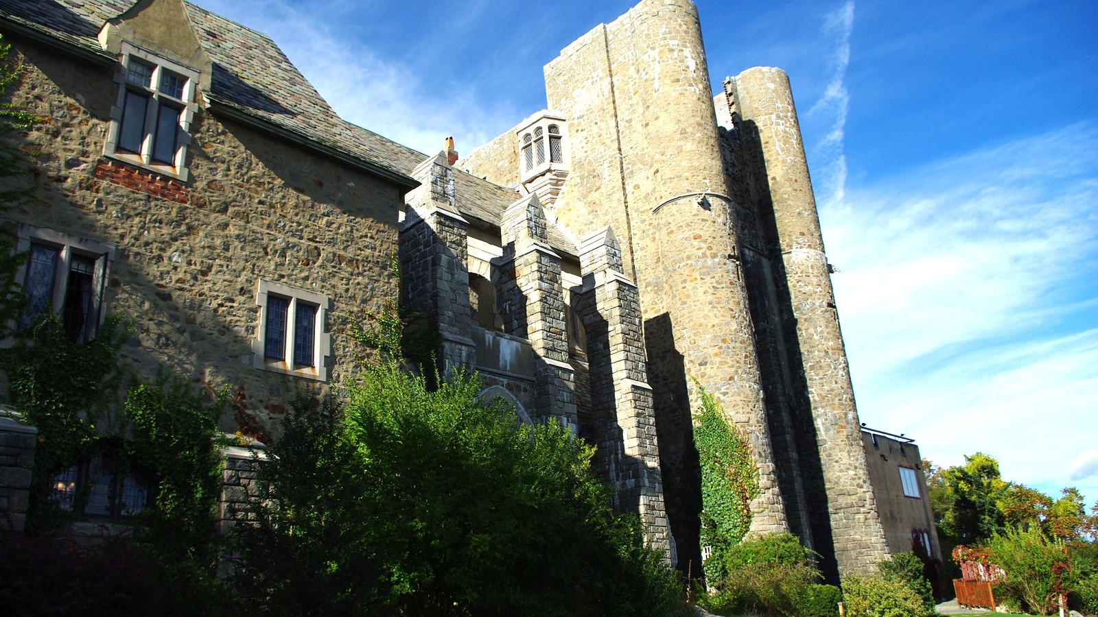 Stone walls and towers at Hammond Castle Museum