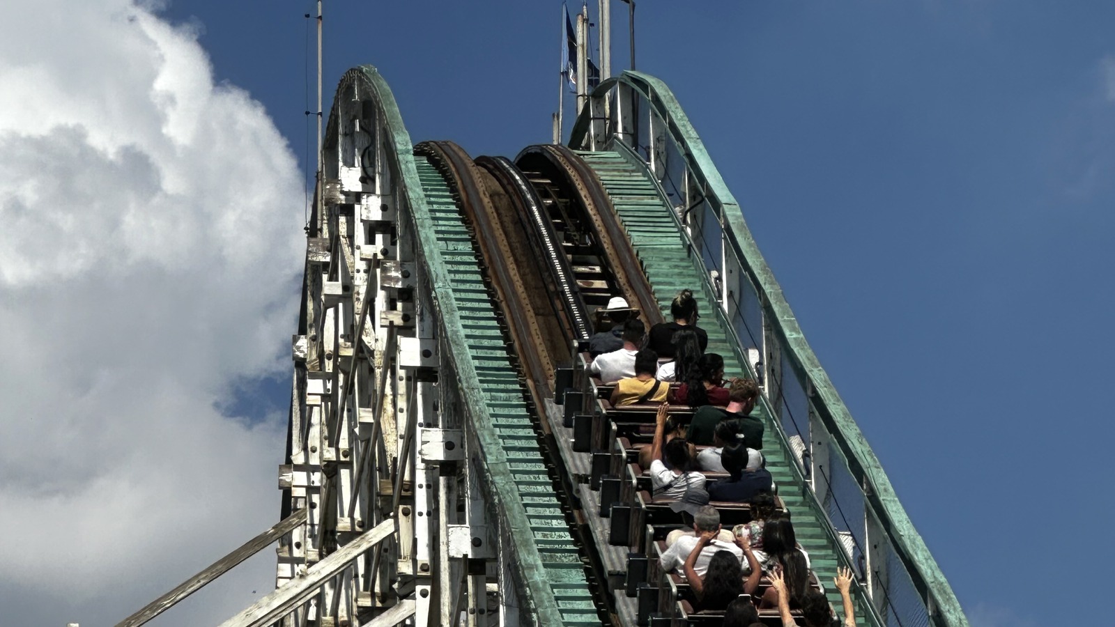 Montezum wooden coaster lift hill in Mistieri at Hopi Hari