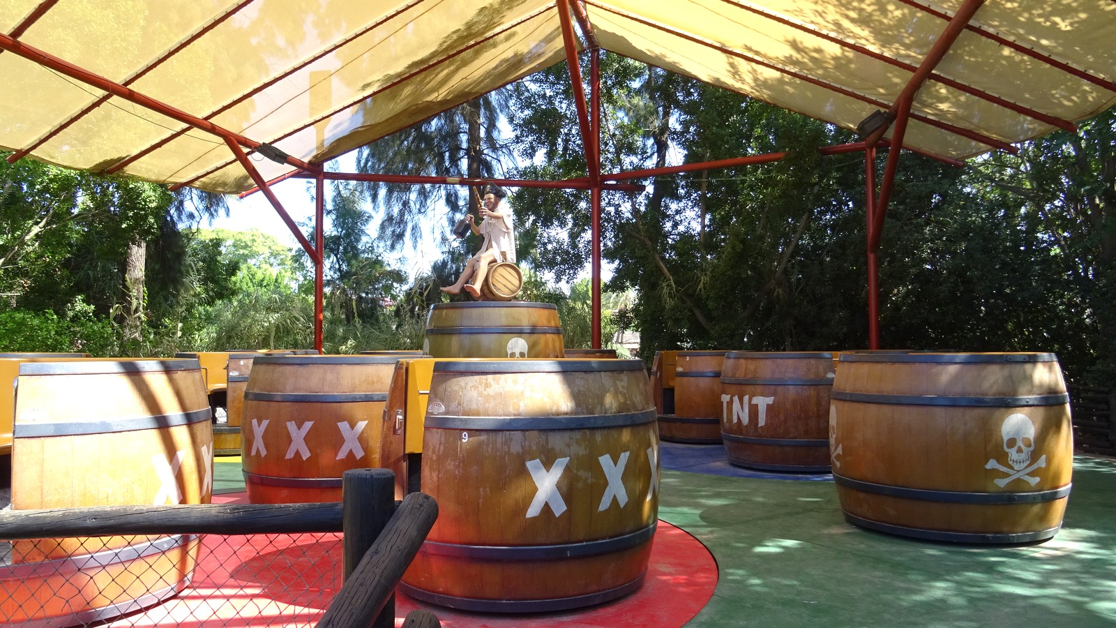 Empty Los Toneles barrel ride in La Guarida de los Piratas at Isla Magica