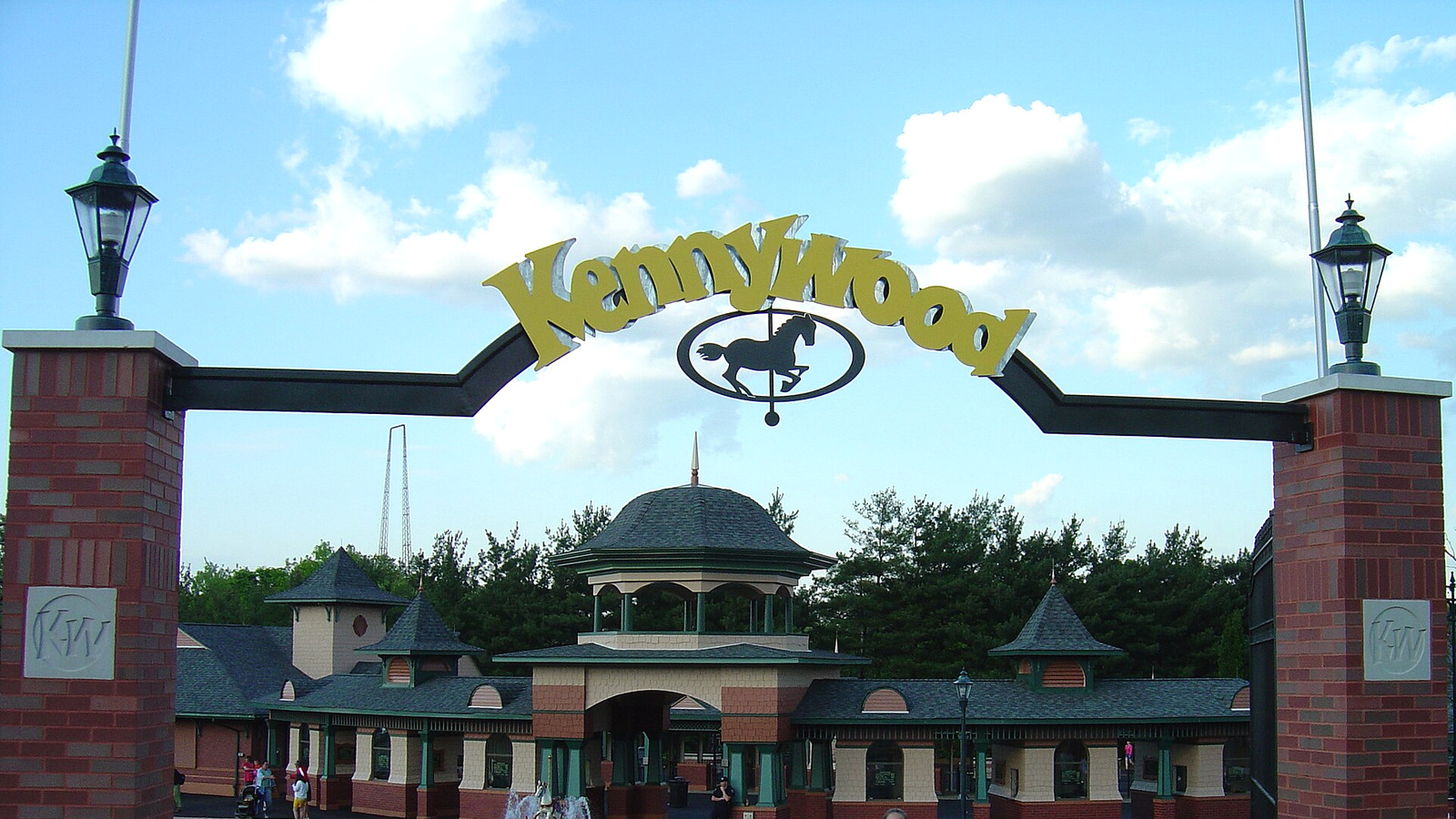 Kennywood entrance and attraction setting