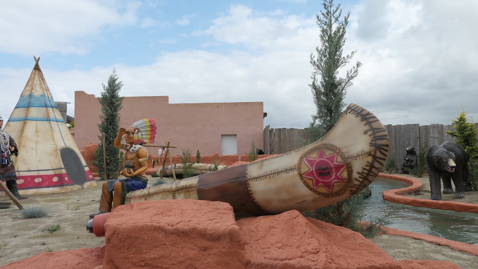 Tatanka-themed canoe and bear figures at Kingoland in Plumelin