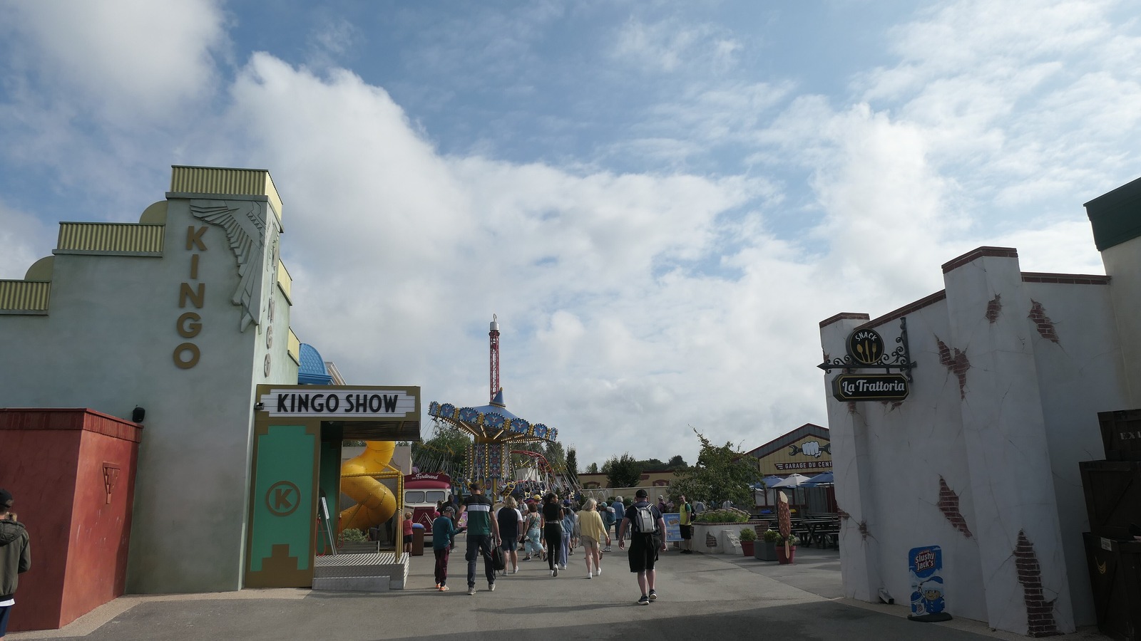 Kingo Show entrance and La Trattoria restaurant avenue at Kingoland