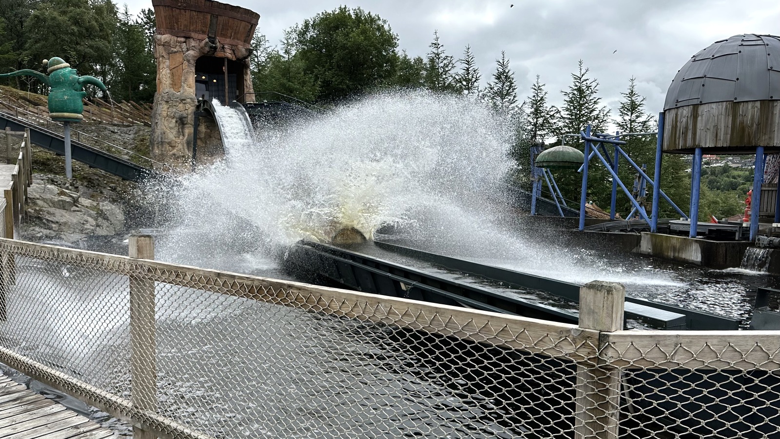 Water ride splash inside Kongeparken
