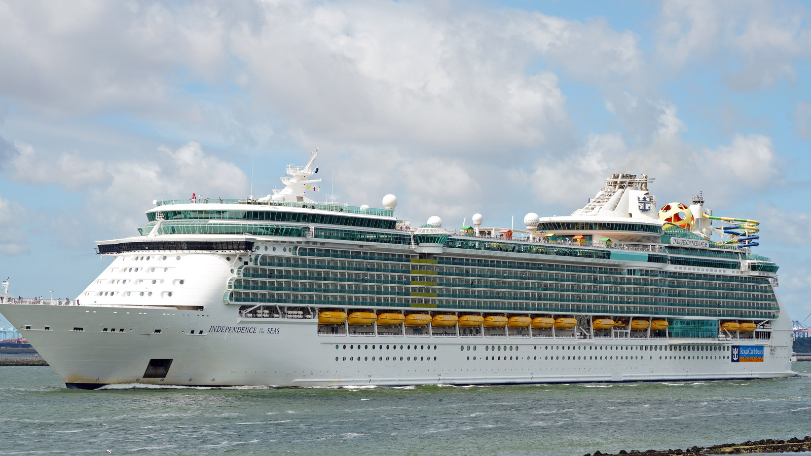 Independence of the Seas near Hoek van Holland