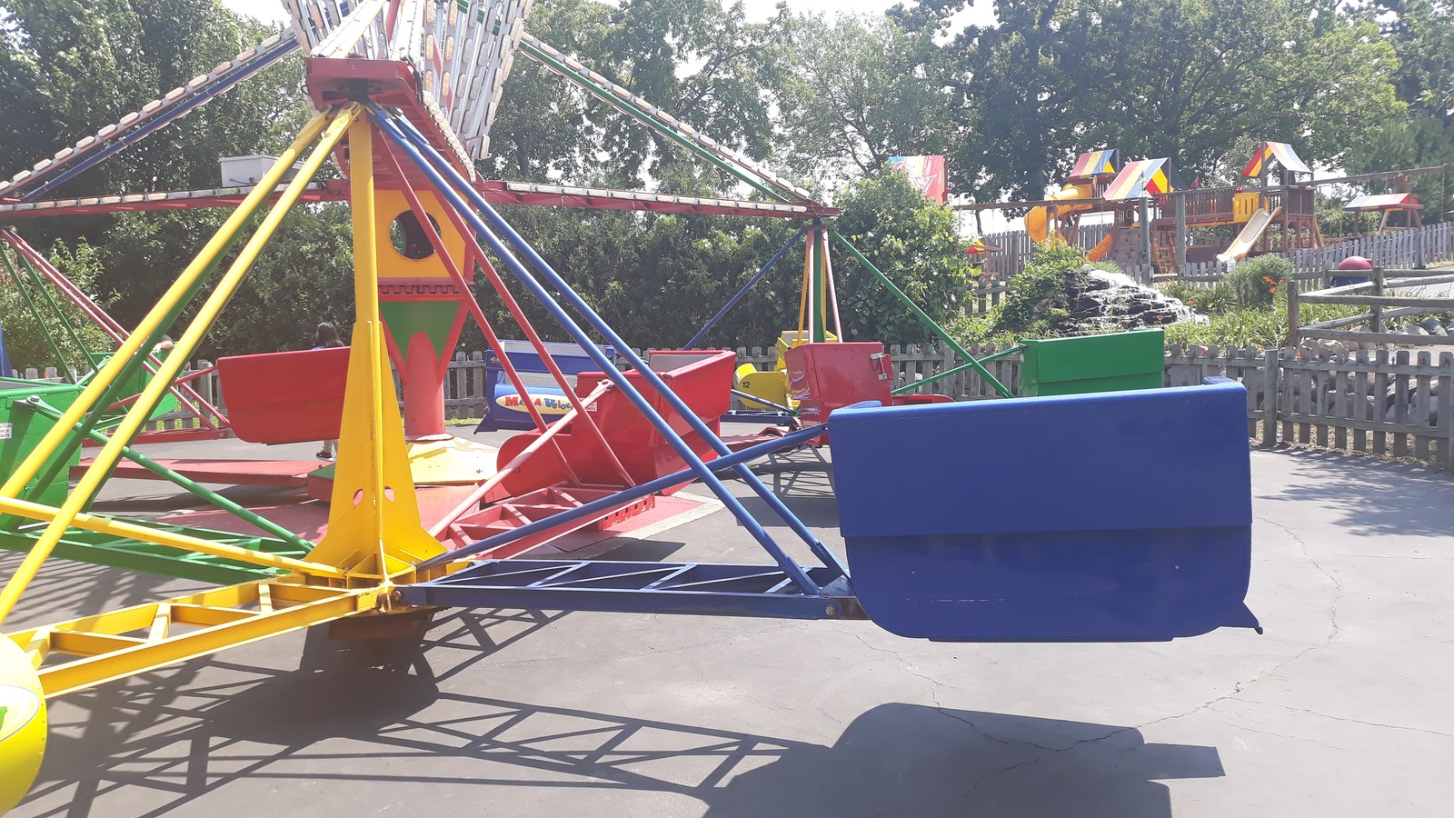Mega Velocity ride platform and colorful ride cars