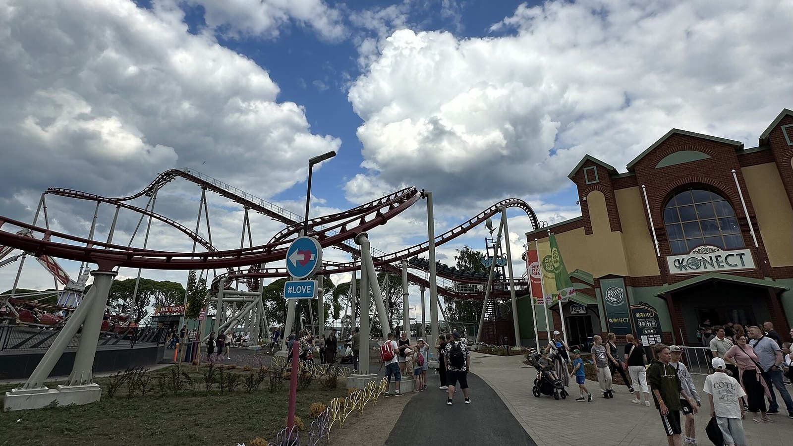 Konect family coaster track and shop at Sarkanniemi